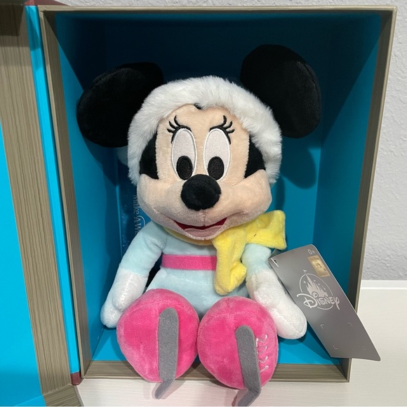 Disney Parks Minnie Mouse “From Our Family to Yours” Plush in Box 9'' - Picture 7 of 8